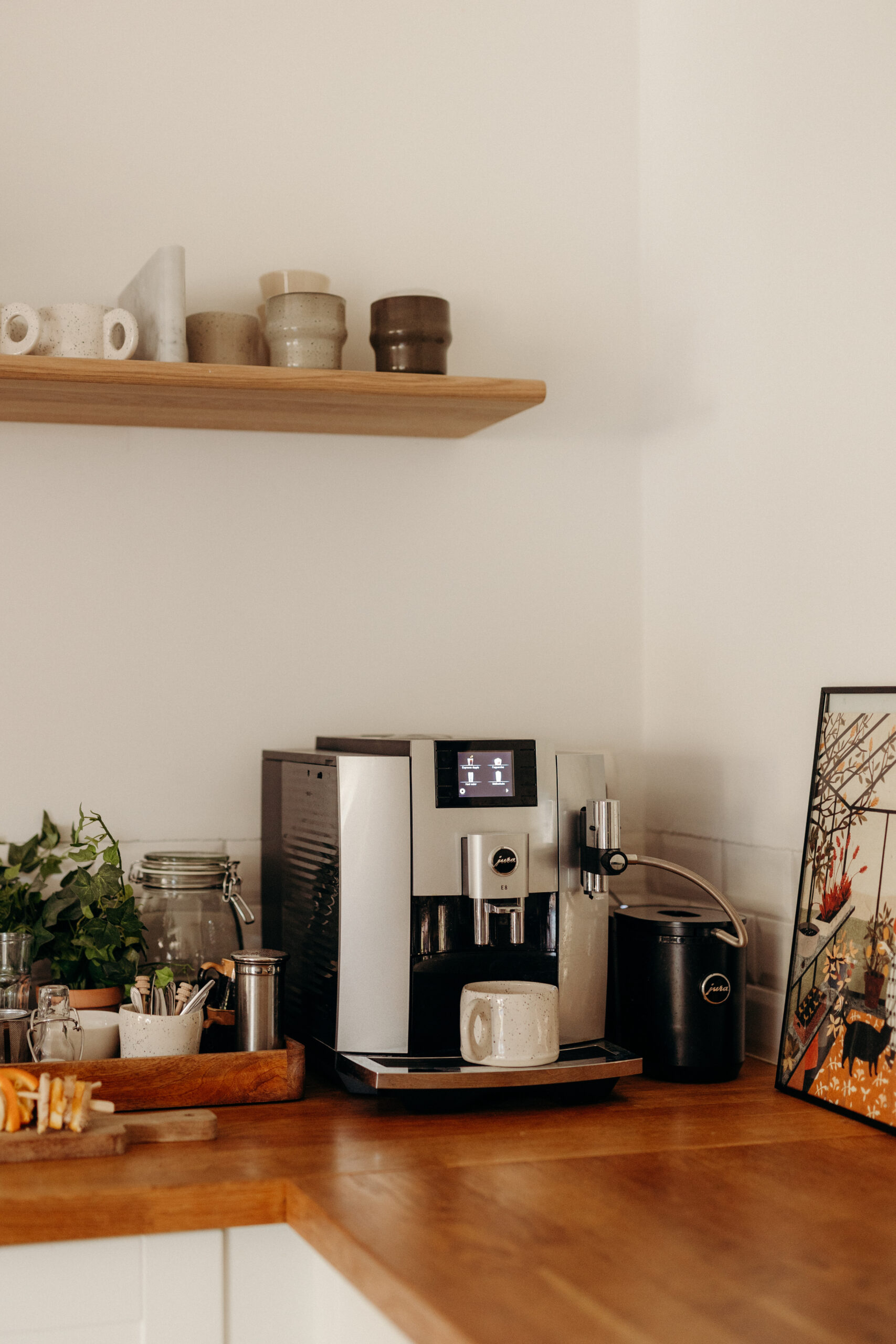In de keuken van vergaderlocatie Het Heidehuisje nabij Den Bosch staat een professionele bonenmachine voor de lekkerste koffie