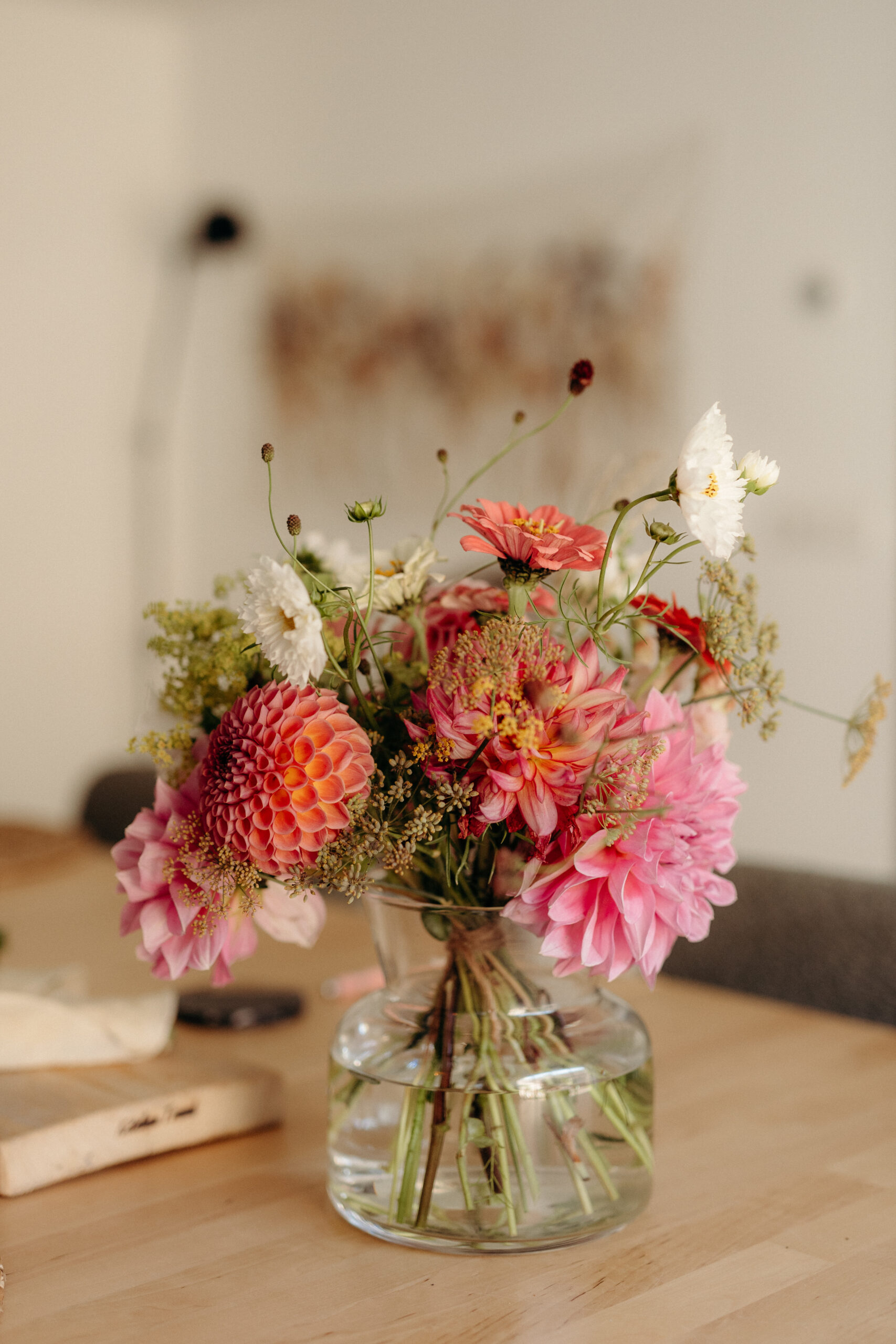 Verse bloemen op de vergadertafel van vergaderlocatie het Heidehuisje in Nuland